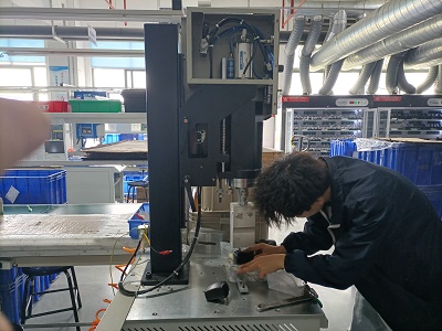 正確的安裝調試超聲波焊接機可以確保焊接的質量